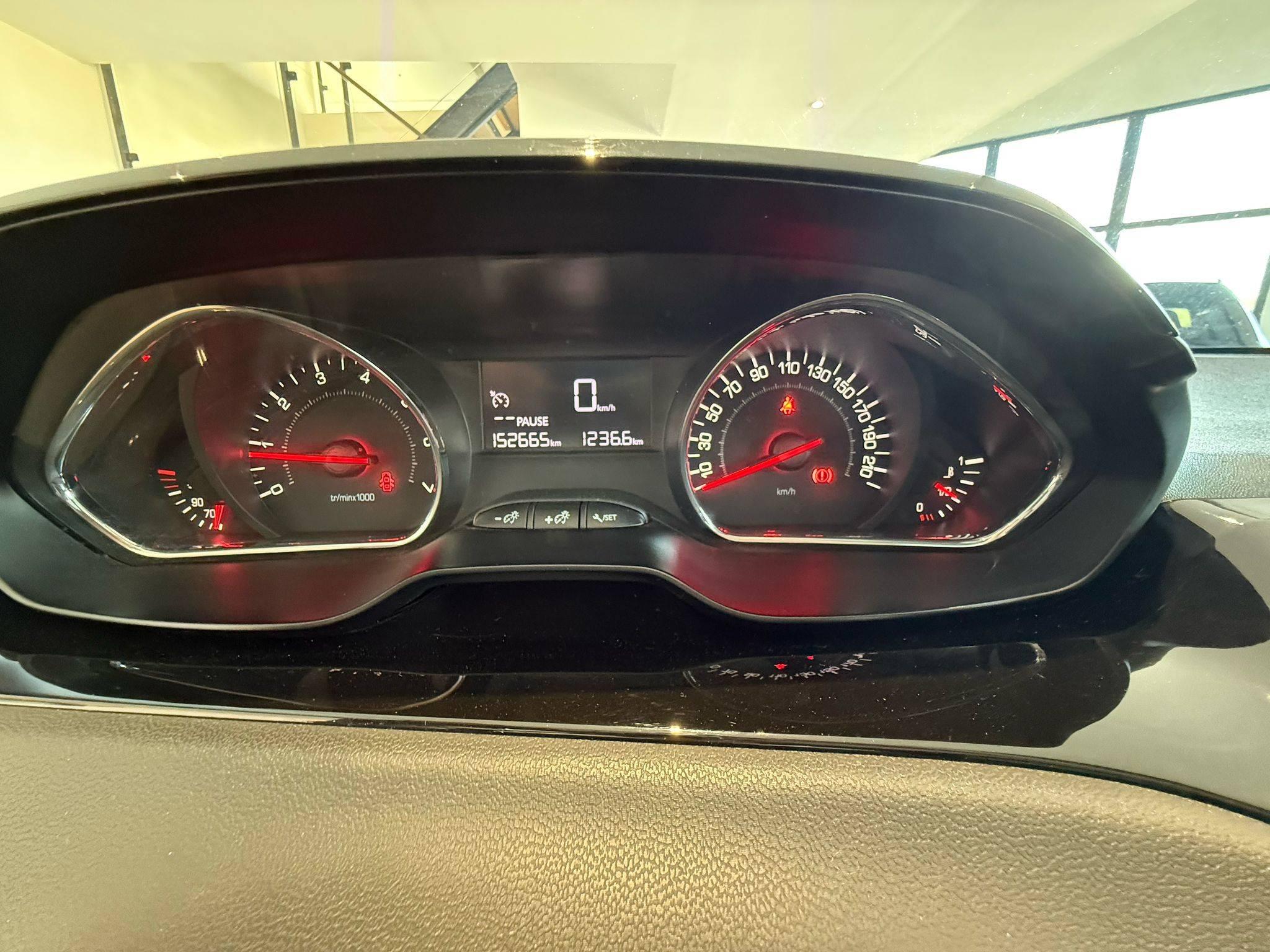PEUGEOT PEUGEOT 208