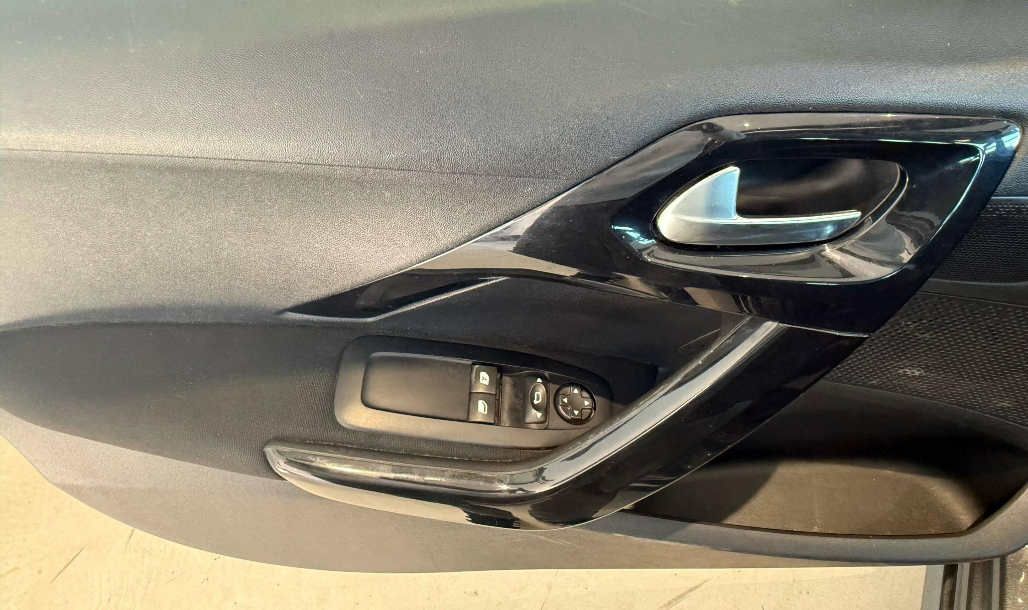 PEUGEOT PEUGEOT 208